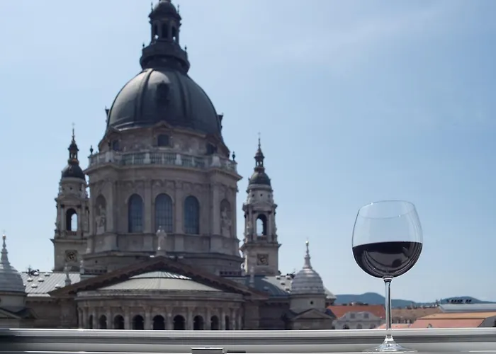 Helena With View On St. Stephan's Basilica ブダペスト